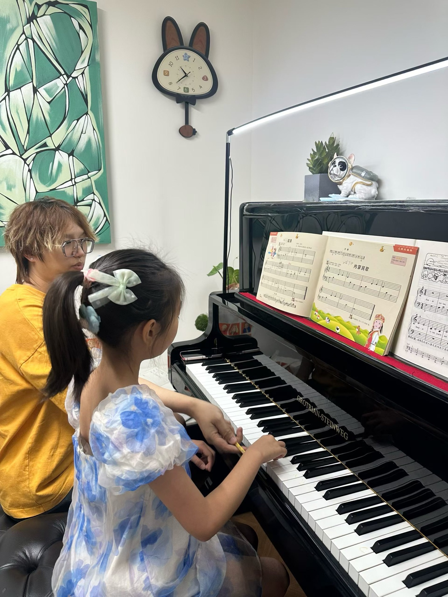 教师陪伴学员在钢琴前进行一对一课堂练习