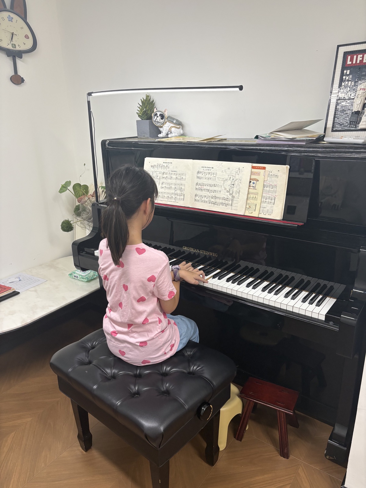 学员在博乐艺术中心的钢琴教室专注练习